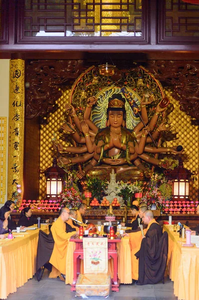 Hangzhou, Çin - Nis 2, 2016: Lingyin Tapınağı'ndaki Buddha pagodalarlarından birinde buda heykeli (Ruhun İnzivası Tapınağı) kompleksi. Çin'in en büyük Budist tapınaklarından biri