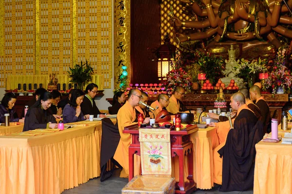 Hangzhou, Çin - Nis 2, 2016: Lingyin Tapınağı'ndaki Buddha pagodalarlarından birinde buda heykeli (Ruhun İnzivası Tapınağı) kompleksi. Çin'in en büyük Budist tapınaklarından biri