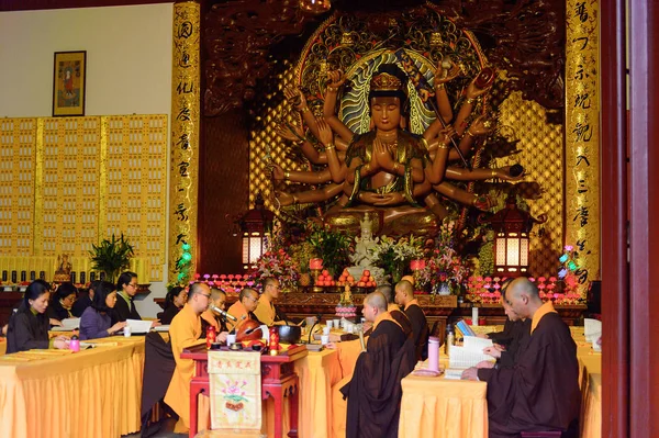 Hangzhou, Çin - Nis 2, 2016: Lingyin Tapınağı'ndaki Buddha pagodalarlarından birinde buda heykeli (Ruhun İnzivası Tapınağı) kompleksi. Çin'in en büyük Budist tapınaklarından biri
