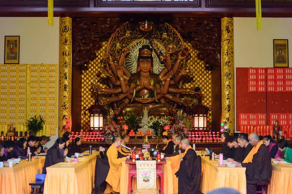 Hangzhou, Çin - Nis 2, 2016: Lingyin Tapınağı'ndaki Buddha pagodalarlarından birinde buda heykeli (Ruhun İnzivası Tapınağı) kompleksi. Çin'in en büyük Budist tapınaklarından biri