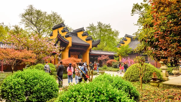 Hangzhou, Çin - Nis 2, 2016: Lingyin Tapınağı'ndaki Buda pgazlarından biri (Ruhun İnzivası Tapınağı) kompleksi. Çin'in en büyük ve en zengin Budist tapınaklarından biri