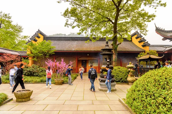 Hangzhou, Çin - Nis 2, 2016: Lingyin Tapınağı'ndaki Buda pgazlarından biri (Ruhun İnzivası Tapınağı) kompleksi. Çin'in en büyük ve en zengin Budist tapınaklarından biri