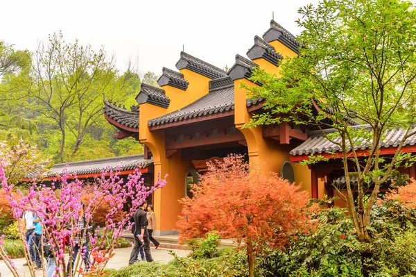 Hangzhou, Çin - Nis 2, 2016: Lingyin Tapınağı'ndaki Buda pgazlarından biri (Ruhun İnzivası Tapınağı) kompleksi. Çin'in en büyük ve en zengin Budist tapınaklarından biri