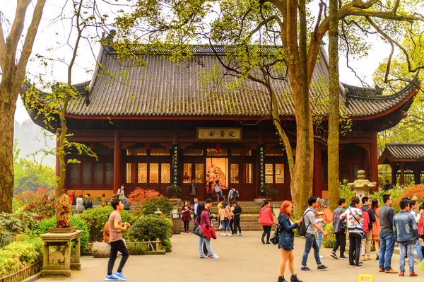 Hangzhou, Çin - Nis 2, 2016: Lingyin Tapınağı'ndaki Buda pgazlarından biri (Ruhun İnzivası Tapınağı) kompleksi. Çin'in en büyük ve en zengin Budist tapınaklarından biri