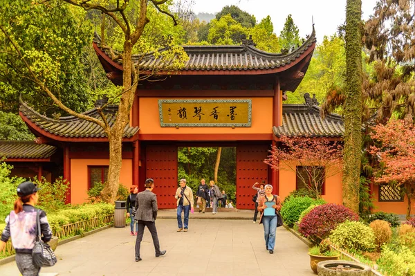 Hangzhou, Çin - Nis 2, 2016: Lingyin Tapınağı'ndaki Buda pgazlarından biri (Ruhun İnzivası Tapınağı) kompleksi. Çin'in en büyük ve en zengin Budist tapınaklarından biri