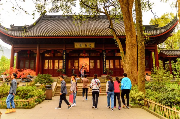 Hangzhou, Çin - Nis 2, 2016: Lingyin Tapınağı'ndaki Buda pgazlarından biri (Ruhun İnzivası Tapınağı) kompleksi. Çin'in en büyük ve en zengin Budist tapınaklarından biri