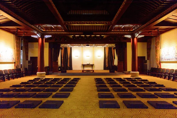 Hangzhou, Çin - Nis 2, 2016: Lingyin Tapınağı'ndaki Buda pgazlarından biri (Ruhun İnzivası Tapınağı) kompleksi. Çin'in en büyük ve en zengin Budist tapınaklarından biri