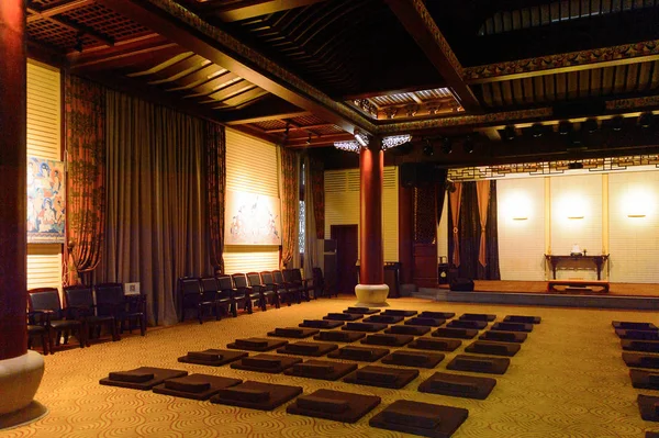 Hangzhou, Çin - Nis 2, 2016: Lingyin Tapınağı'ndaki Buda pgazlarından biri (Ruhun İnzivası Tapınağı) kompleksi. Çin'in en büyük ve en zengin Budist tapınaklarından biri