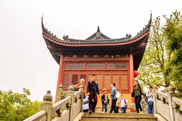 Hangzhou, Çin - 2 Nisan 2016: Lingyin Tapınağı (Ruhun İnzivası Tapınağı) kompleksi. Çin'in en büyük ve en zengin Budist tapınaklarından biri