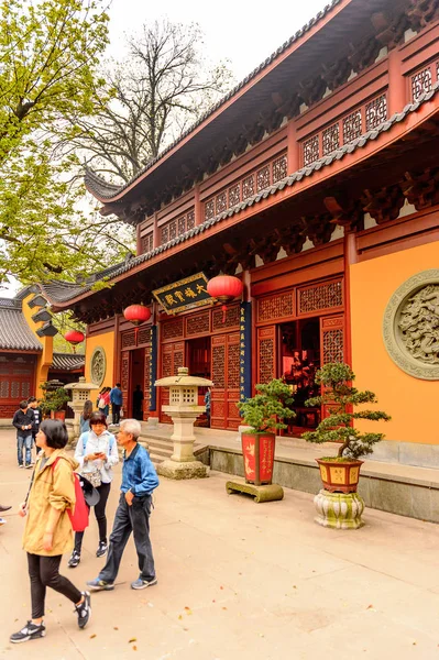 Hangzhou, Çin - 2 Nisan 2016: Lingyin Tapınağı (Ruhun İnzivası Tapınağı) kompleksi. Çin'in en büyük ve en zengin Budist tapınaklarından biri