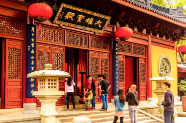 Hangzhou, Çin - Nis 2, 2016: Lingyin Tapınağı'ndaki Buda pgazlarından biri (Ruhun İnzivası Tapınağı) kompleksi. Çin'in en büyük ve en zengin Budist tapınaklarından biri