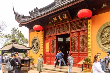 Hangzhou, Çin - Nis 2, 2016: Lingyin Tapınağı'ndaki Buda pgazlarından biri (Ruhun İnzivası Tapınağı) kompleksi. Çin'in en büyük ve en zengin Budist tapınaklarından biri