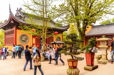 Hangzhou, Çin - Nis 2, 2016: Lingyin Tapınağı'ndaki Buda pgazlarından biri (Ruhun İnzivası Tapınağı) kompleksi. Çin'in en büyük ve en zengin Budist tapınaklarından biri