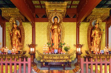 Hangzhou, Çin - Nis 2, 2016: Lingyin Tapınağı'ndaki Buddha pagodalarlarından birinde buda heykeli (Ruhun İnzivası Tapınağı) kompleksi. Çin'in en büyük Budist tapınaklarından biri
