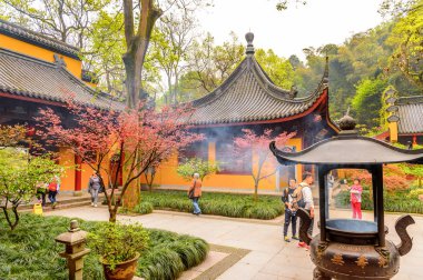 Hangzhou, Çin - Nis 2, 2016: Lingyin Tapınağı'ndaki Buda pgazlarından biri (Ruhun İnzivası Tapınağı) kompleksi. Çin'in en büyük ve en zengin Budist tapınaklarından biri