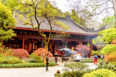 Hangzhou, Çin - Nis 2, 2016: Lingyin Tapınağı'ndaki Buda pgazlarından biri (Ruhun İnzivası Tapınağı) kompleksi. Çin'in en büyük ve en zengin Budist tapınaklarından biri