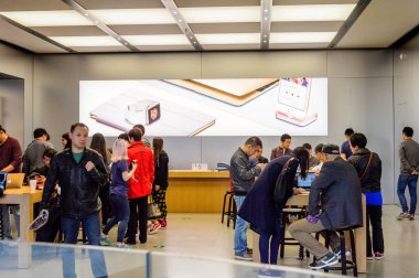 Şangay, Çin - 31 Mar 2016: Şangay'daki Nanjing Road'daki Apple mağazası. Apple, merkezi Cupertino, Kaliforniya'da bulunan çok uluslu teknoloji şirketidir.,