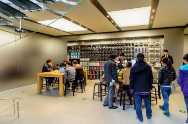 Şangay, Çin - 31 Mar 2016: Şangay'daki Nanjing Road'daki Apple mağazası. Apple, merkezi Cupertino, Kaliforniya'da bulunan çok uluslu teknoloji şirketidir.,