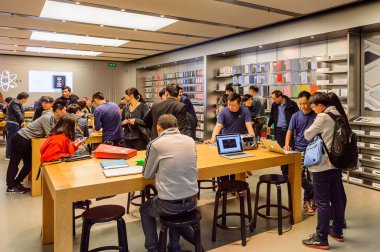 Şangay, Çin - 31 Mar 2016: Şangay'daki Nanjing Road'daki Apple mağazası. Apple, merkezi Cupertino, Kaliforniya'da bulunan çok uluslu teknoloji şirketidir.,