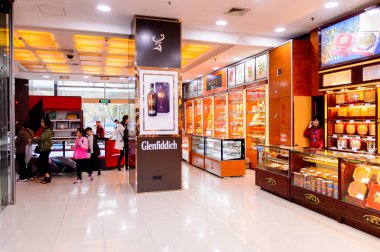 Şangay, Çin - Nis 3, 2016: Nanjing Road'da bulunan Şangay, Çin'deki Yeni Dünya Emporium alışveriş merkezi.