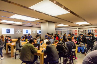 Şangay, Çin - 31 Mar 2016: Şangay'daki Nanjing Road'daki Apple mağazası. Apple, merkezi Cupertino, Kaliforniya'da bulunan çok uluslu teknoloji şirketidir.,