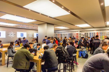 Şangay, Çin - 31 Mar 2016: Şangay'daki Nanjing Road'daki Apple mağazası. Apple, merkezi Cupertino, Kaliforniya'da bulunan çok uluslu teknoloji şirketidir.,