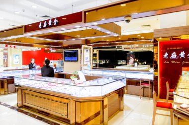 Şangay, Çin - Nis 3, 2016: Nanjing Road'da bulunan Şangay, Çin'deki Yeni Dünya Emporium alışveriş merkezi.