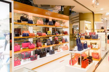 Şangay, Çin - Nis 3, 2016: Nanjing Road'da bulunan Şangay, Çin'deki Yeni Dünya Emporium alışveriş merkezi.
