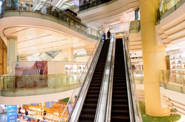 Şangay, Çin - Nis 3, 2016: Nanjing Road'da bulunan Şangay, Çin'deki Yeni Dünya Emporium alışveriş merkezi.