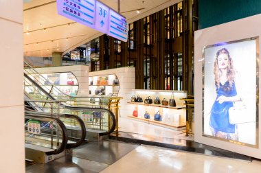 Şangay, Çin - Nis 3, 2016: Nanjing Road'da bulunan Şangay, Çin'deki Yeni Dünya Emporium alışveriş merkezi.
