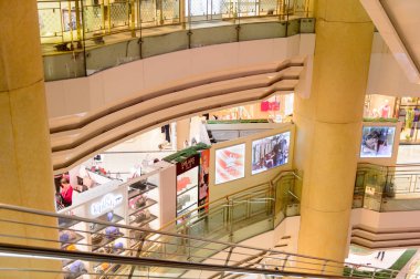 Şangay, Çin - Nis 3, 2016: Nanjing Road'da bulunan Şangay, Çin'deki Yeni Dünya Emporium alışveriş merkezi.