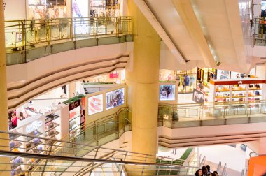 Şangay, Çin - Nis 3, 2016: Nanjing Road'da bulunan Şangay, Çin'deki Yeni Dünya Emporium alışveriş merkezi.