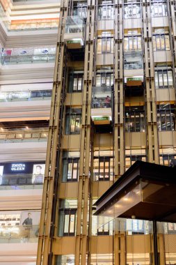 Şangay, Çin - Nis 3, 2016: Nanjing Road'da bulunan Şangay, Çin'deki Yeni Dünya Emporium alışveriş merkezi.