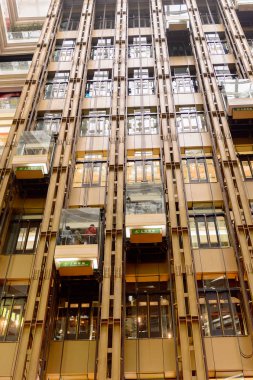 Şangay, Çin - Nis 3, 2016: Nanjing Road'da bulunan Şangay, Çin'deki New World Emporium alışveriş merkezinde asansörler.