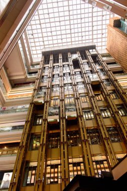 Şangay, Çin - Nis 3, 2016: Nanjing Road'da bulunan Şangay, Çin'deki New World Emporium alışveriş merkezinde asansörler.