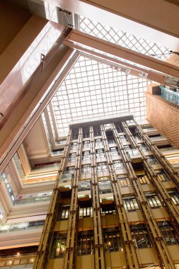 Şangay, Çin - Nis 3, 2016: Nanjing Road'da bulunan Şangay, Çin'deki New World Emporium alışveriş merkezinde asansörler.