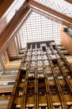 Şangay, Çin - Nis 3, 2016: Nanjing Road'da bulunan Şangay, Çin'deki New World Emporium alışveriş merkezinde asansörler.