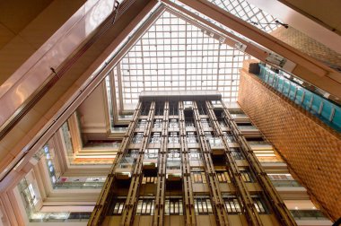 Şangay, Çin - Nis 3, 2016: Nanjing Road'da bulunan Şangay, Çin'deki New World Emporium alışveriş merkezinde asansörler.