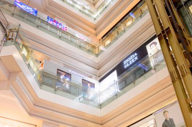 Şangay, Çin - Nis 3, 2016: Nanjing Road'da bulunan Şangay, Çin'deki Yeni Dünya Emporium alışveriş merkezi.