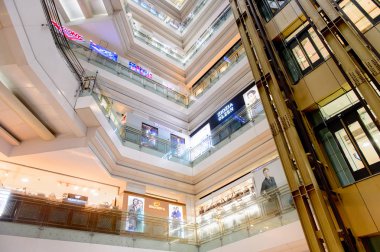 Şangay, Çin - Nis 3, 2016: Nanjing Road'da bulunan Şangay, Çin'deki Yeni Dünya Emporium alışveriş merkezi.