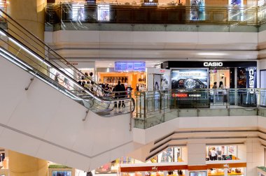 Şangay, Çin - Nis 3, 2016: Nanjing Road'da bulunan Şangay, Çin'deki Yeni Dünya Emporium alışveriş merkezi.