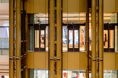 Şangay, Çin - Nis 3, 2016: Nanjing Road'da bulunan Şangay, Çin'deki New World Emporium alışveriş merkezinde asansörler.