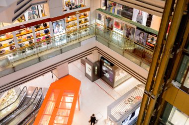 Şangay, Çin - Nis 3, 2016: Nanjing Road'da bulunan Şangay, Çin'deki Yeni Dünya Emporium alışveriş merkezi.