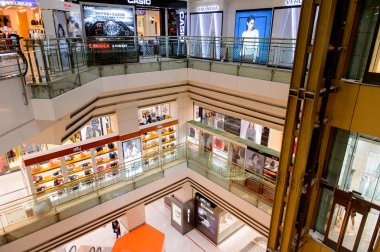 Şangay, Çin - Nis 3, 2016: Nanjing Road'da bulunan Şangay, Çin'deki Yeni Dünya Emporium alışveriş merkezi.