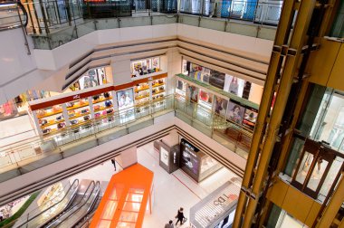 Şangay, Çin - Nis 3, 2016: Nanjing Road'da bulunan Şangay, Çin'deki Yeni Dünya Emporium alışveriş merkezi.