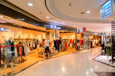 Şangay, Çin - Nis 3, 2016: Nanjing Road'da bulunan Şangay, Çin'deki Yeni Dünya Emporium alışveriş merkezi.