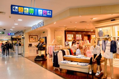 Şangay, Çin - Nis 3, 2016: Nanjing Road'da bulunan Şangay, Çin'deki Yeni Dünya Emporium alışveriş merkezi.