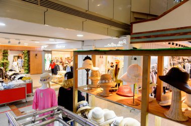 Şangay, Çin - Nis 3, 2016: Nanjing Road'da bulunan Şangay, Çin'deki Yeni Dünya Emporium alışveriş merkezi.