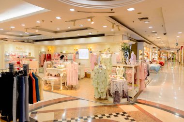 Şangay, Çin - Nis 3, 2016: Nanjing Road'da bulunan Şangay, Çin'deki Yeni Dünya Emporium alışveriş merkezi.