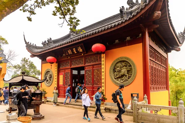 Hangzhou, Çin - Nis 2, 2016: Lingyin Tapınağı'ndaki Buda pgazlarından biri (Ruhun İnzivası Tapınağı) kompleksi. Çin'in en büyük ve en zengin Budist tapınaklarından biri